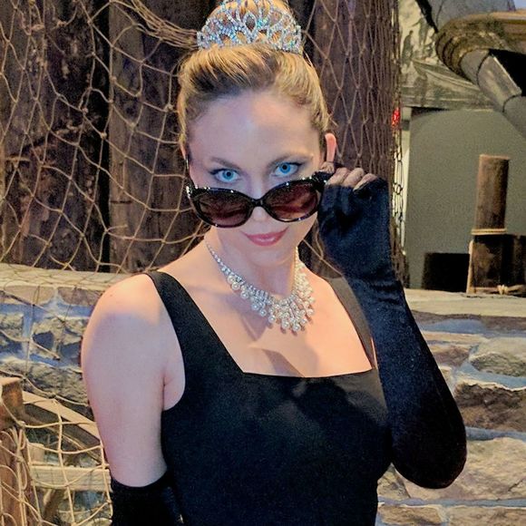 Meet your Posher, Carrie - Picture 1 of 1